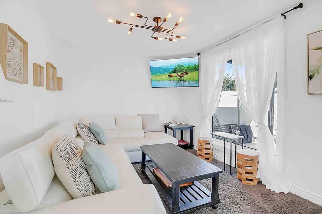 2 Bedroom Getaway On The River/Close To Marina Belle River Exterior foto