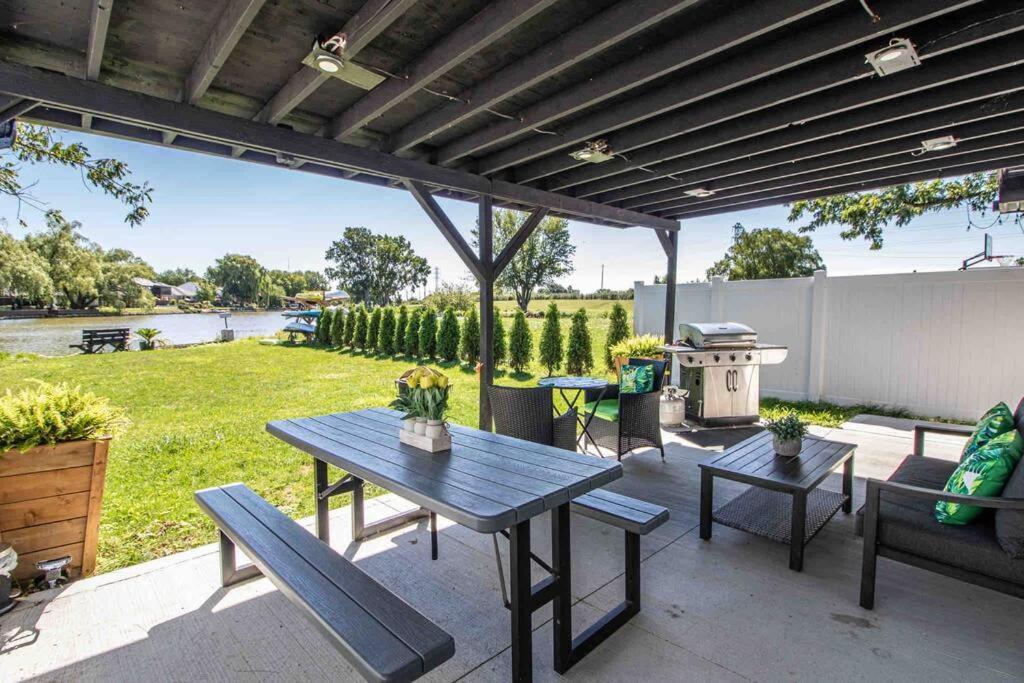 2 Bedroom Getaway On The River/Close To Marina Belle River Exterior foto