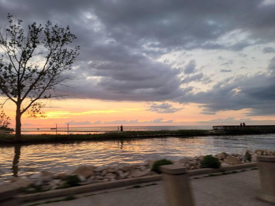 2 Bedroom Getaway On The River/Close To Marina Belle River Exterior foto