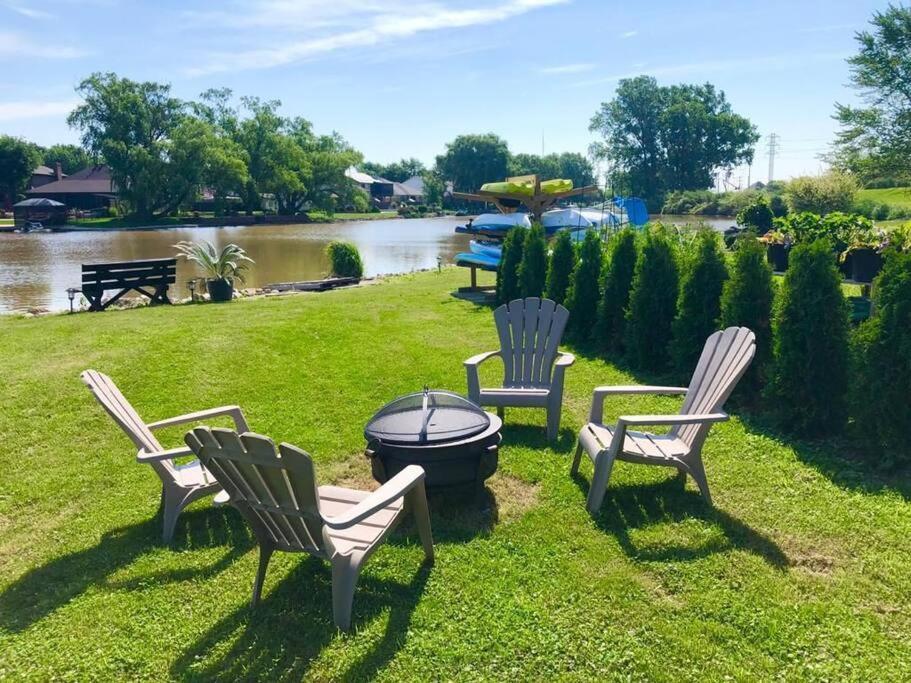 2 Bedroom Getaway On The River/Close To Marina Belle River Exterior foto