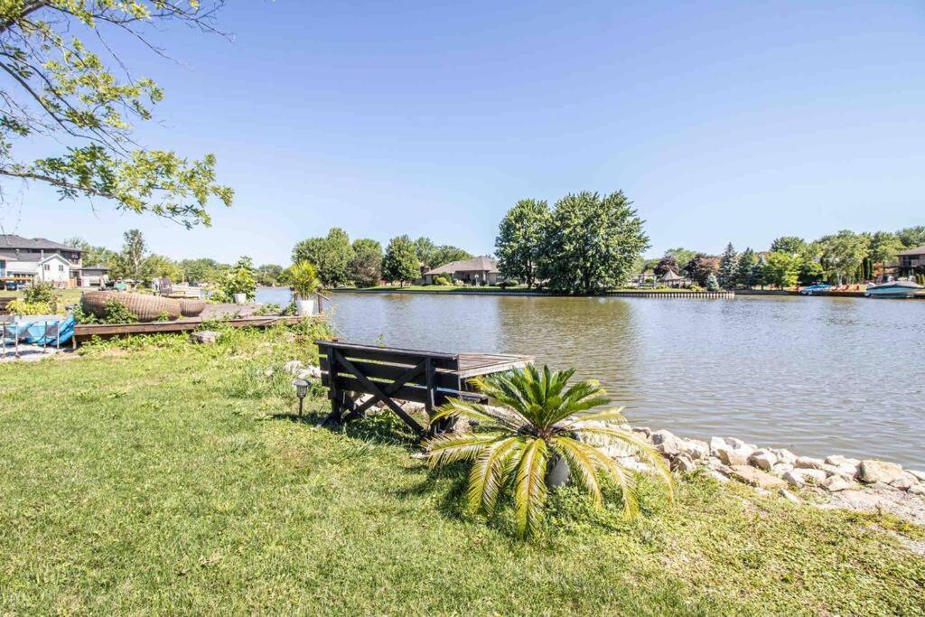2 Bedroom Getaway On The River/Close To Marina Belle River Exterior foto