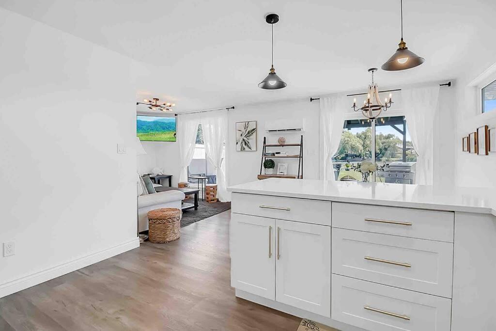 2 Bedroom Getaway On The River/Close To Marina Belle River Exterior foto
