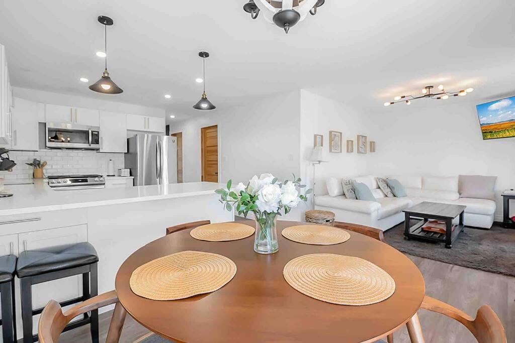 2 Bedroom Getaway On The River/Close To Marina Belle River Exterior foto
