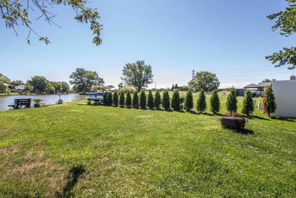2 Bedroom Getaway On The River/Close To Marina Belle River Exterior foto