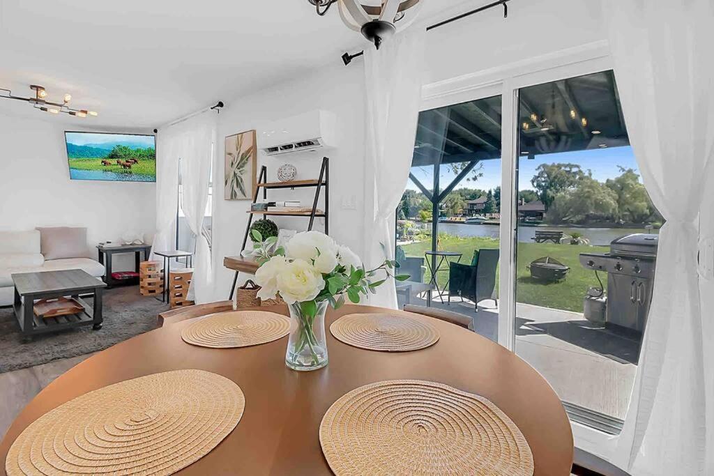 2 Bedroom Getaway On The River/Close To Marina Belle River Exterior foto