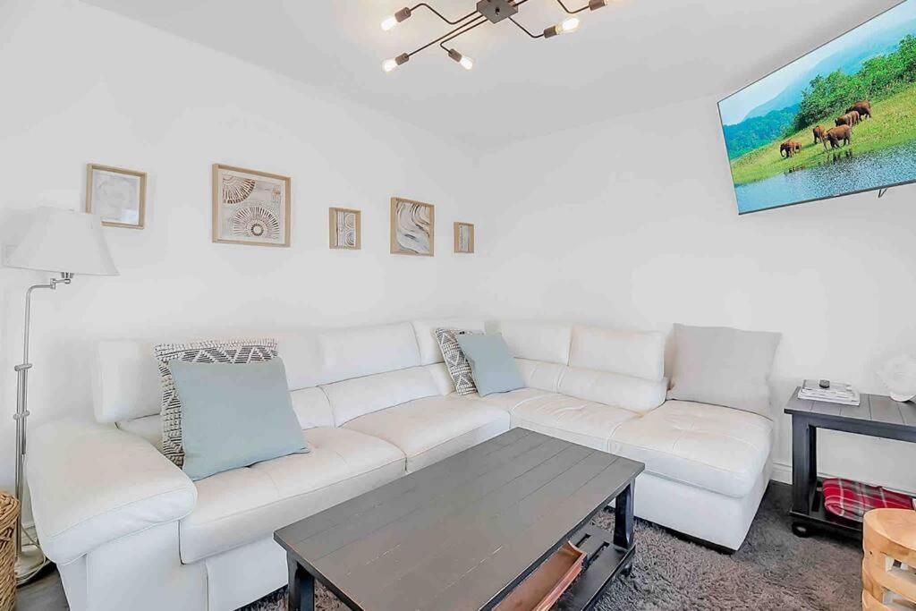 2 Bedroom Getaway On The River/Close To Marina Belle River Exterior foto